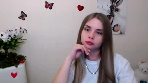 Snapshot of dream_mari chatting on 05.14.26 Mari online show from 05.14.26