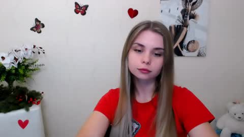 Snapshot of dream_mari chatting on 05.15.26 Mari online show from 05.15.26