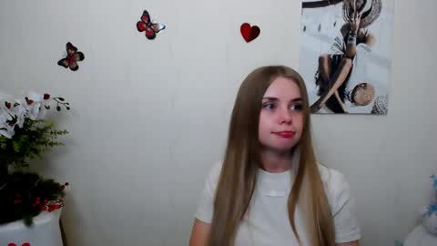 Snapshot of dream_mari chatting on 05.30.26 Mari online show from 05.30.26