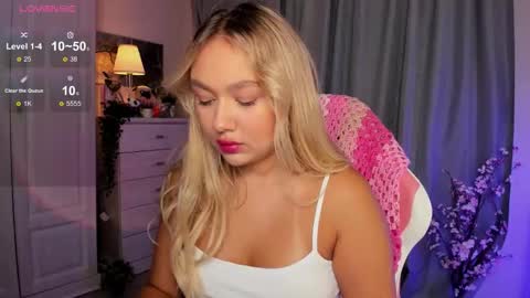 Snapshot of dreamaise chatting on 10.12.25  Mary   pvt open    use pink and blue app lovense online show from 10.12.25