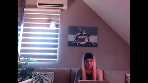 A girl online show from 02.21.25