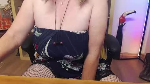 Snapshot of dreammilfi chatting on 11.10.25 dreammilfi online show from 11.10.25