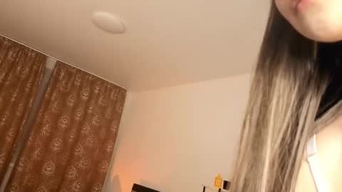 Snapshot of dreamsnoir chatting on 10.11.25 Mila online show from 10.11.25