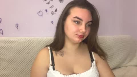 Snapshot of dreamyblushfairy chatting on 03.11.25 Mila online show from 03.11.25