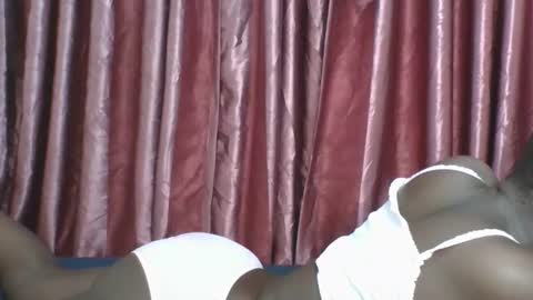 Snapshot of dreamylyne chatting on 09.09.25 MERCY online show from 09.09.25