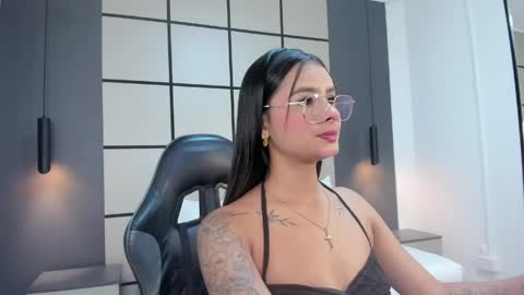 Snapshot of dulce_glow_ chatting on 06.01.26 D U L C E online show from 06.01.26