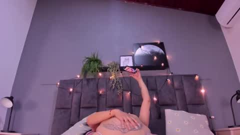 Snapshot of dulceaurora_ chatting on 11.04.25 DULCE AURORA online show from 11.04.25