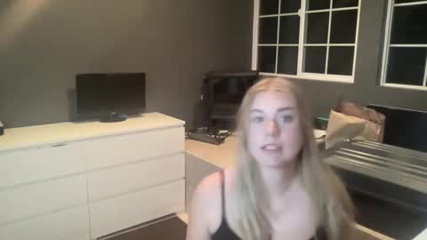 dumbblondexoxo online show from 12.12.24