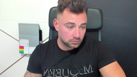 Snapshot of duncanstones chatting on 02.08.25 DuncanStone online show from 02.08.25