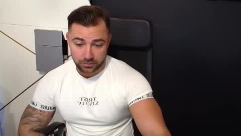Snapshot of duncanstones chatting on 09.21.25 DuncanStone online show from 09.21.25