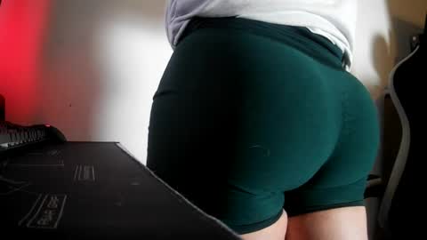 Snapshot of dxtrr chatting on 08.04.26 BuiltToTease online show from 08.04.26