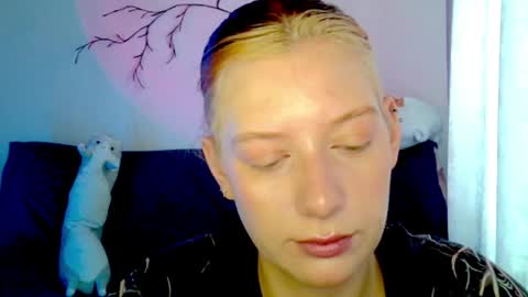 Snapshot of earn_my_lily chatting on 04.18.26 Lily online show from 04.18.26