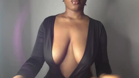 Snapshot of ebony_pussy98 chatting on 12.02.24 delilah online show from 12.02.24