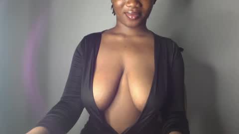 Snapshot of ebony_pussy98 chatting on 12.05.24 delilah online show from 12.05.24