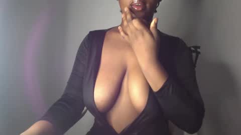 Snapshot of ebony_pussy98 chatting on 12.10.24 delilah online show from 12.10.24