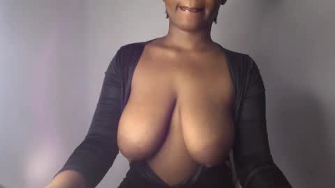 Snapshot of ebony_pussy98 chatting on 12.10.24 delilah online show from 12.10.24