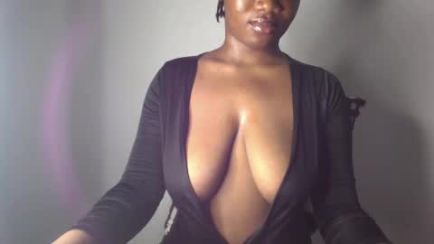 Snapshot of ebony_pussy98 chatting on 12.13.24 delilah online show from 12.13.24