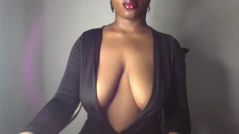Snapshot of ebony_pussy98 chatting on 12.19.24 delilah online show from 12.19.24