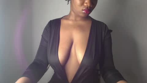 Snapshot of ebony_pussy98 chatting on 12.21.24 delilah online show from 12.21.24