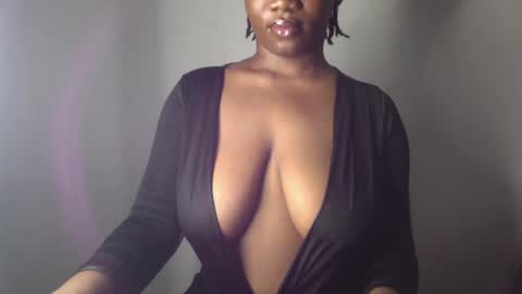 Snapshot of ebony_pussy98 chatting on 02.13.25 delilah online show from 02.13.25