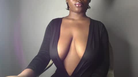 Snapshot of ebony_pussy98 chatting on 02.21.25 delilah online show from 02.21.25