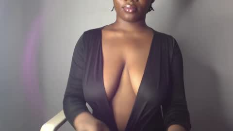 Snapshot of ebony_pussy98 chatting on 02.24.25 delilah online show from 02.24.25