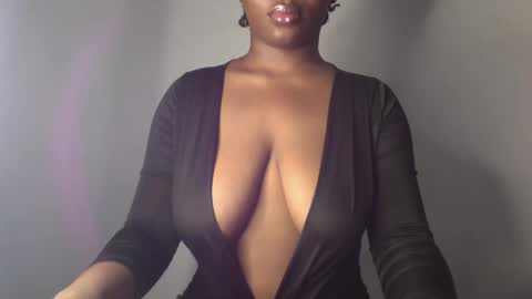 Snapshot of ebony_pussy98 chatting on 02.25.25 delilah online show from 02.25.25