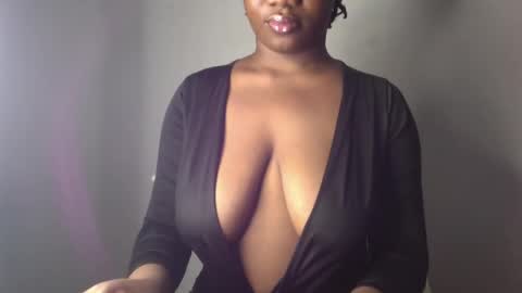 Snapshot of ebony_pussy98 chatting on 02.27.25 delilah online show from 02.27.25
