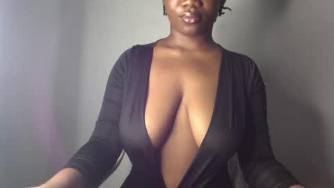 Snapshot of ebony_pussy98 chatting on 03.03.25 delilah online show from 03.03.25