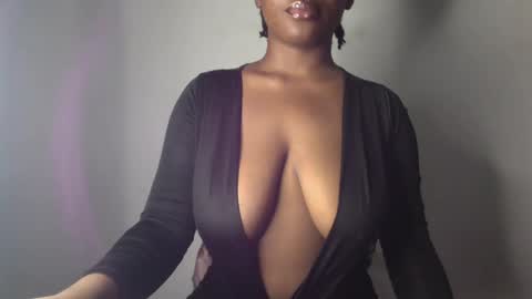 Snapshot of ebony_pussy98 chatting on 03.04.25 delilah online show from 03.04.25