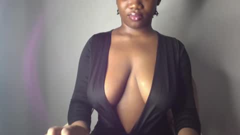 Snapshot of ebony_pussy98 chatting on 03.08.25 delilah online show from 03.08.25