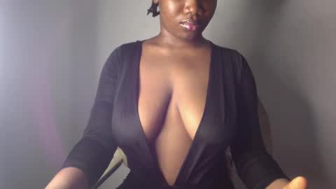 Snapshot of ebony_pussy98 chatting on 03.09.25 delilah online show from 03.09.25