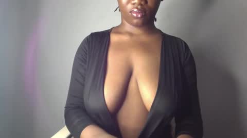 Snapshot of ebony_pussy98 chatting on 03.11.25 delilah online show from 03.11.25