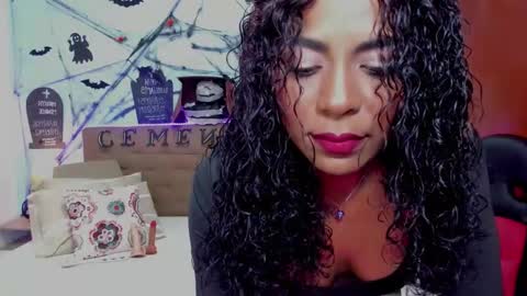 Snapshot of edelaine_rogers chatting on 10.28.25 ede online show from 10.28.25