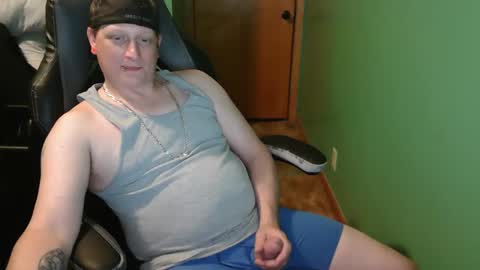 Snapshot of edwardaims_2please chatting on 05.18.26 edwardaims_2please online show from 05.18.26