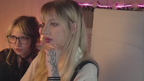 Snapshot of eevamarie chatting on 04.19.26 EVA NON NUDE online show from 04.19.26