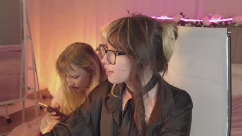Snapshot of eevamarie chatting on 04.19.26 EVA NON NUDE online show from 04.19.26