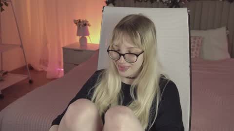 Snapshot of eevamarie chatting on 04.25.26 EVA NON NUDE online show from 04.25.26