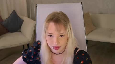 Snapshot of eevamarie chatting on 05.20.26 EVA NON NUDE online show from 05.20.26
