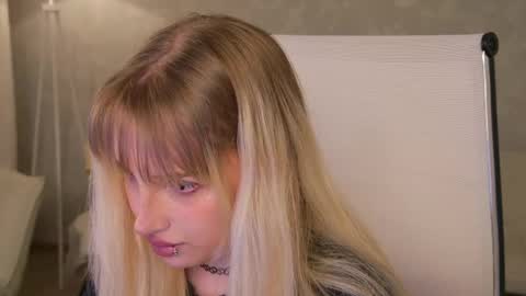 Snapshot of eevamarie chatting on 05.27.26 EVA NON NUDE online show from 05.27.26