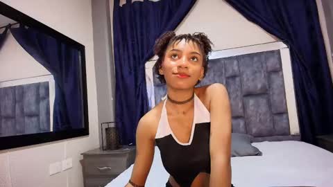 Snapshot of effie_cooper chatting on 03.07.25 Effie online show from 03.07.25