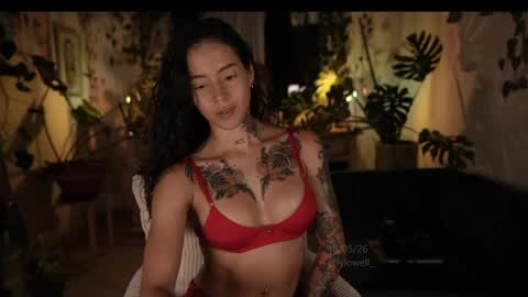 Snapshot of effylowell_ chatting on 05.19.26 Effy online show from 05.19.26