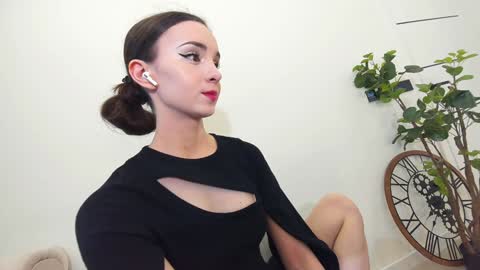 Snapshot of ehotlovea chatting on 02.01.25 Erik and Alice online show from 02.01.25