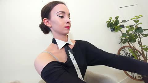 Snapshot of ehotlovea chatting on 02.02.25 Erik and Alice online show from 02.02.25