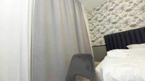 Snapshot of ehotlovea chatting on 02.09.25 Erik and Alice online show from 02.09.25