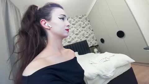 Snapshot of ehotlovea chatting on 03.01.25 Erik and Alice online show from 03.01.25