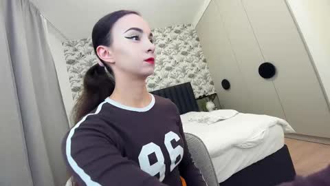 Snapshot of ehotlovea chatting on 03.02.25 Erik and Alice online show from 03.02.25