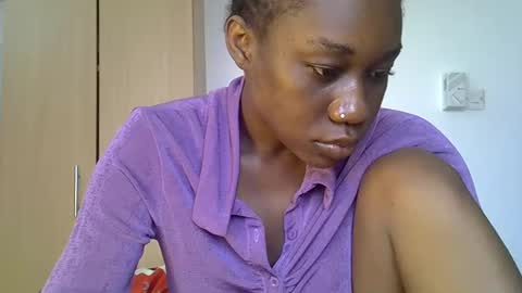 Snapshot of el_petite chatting on 12.10.24 petite online show from 12.10.24