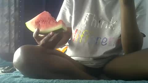 Snapshot of el_petite chatting on 10.01.25 petite online show from 10.01.25