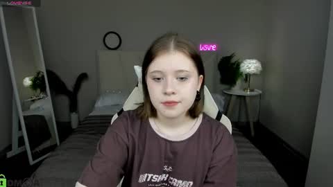 Snapshot of elara_irving chatting on 07.08.26 Elly online show from 07.08.26